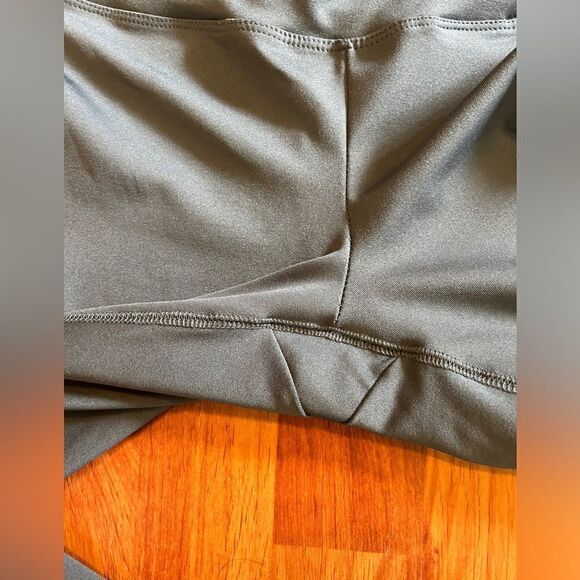 Sketchers athletic leggings.  Size medium capris. - Picture 2 of 10